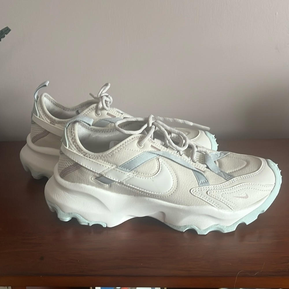 Nike TC 7900 in Light Orewood Taupe